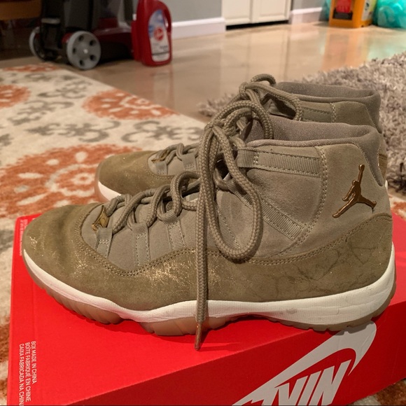 women’s Air Jordan Retro 11 basketball shoes - Picture 2 of 5
